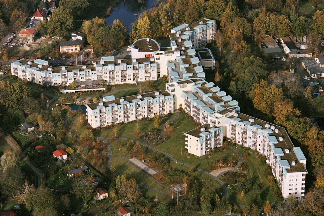 Umgeben von Wald und Wasser liegt das Augustinum Kleinmachnow in unmittelbarer Nachbarschaft zum Berliner Stadtteil Zehlendorf.
