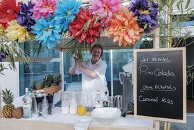 Karibische Bar mit Barkeeperin auf dem Sommerfest im Augustinum Stuttgart-Killesberg