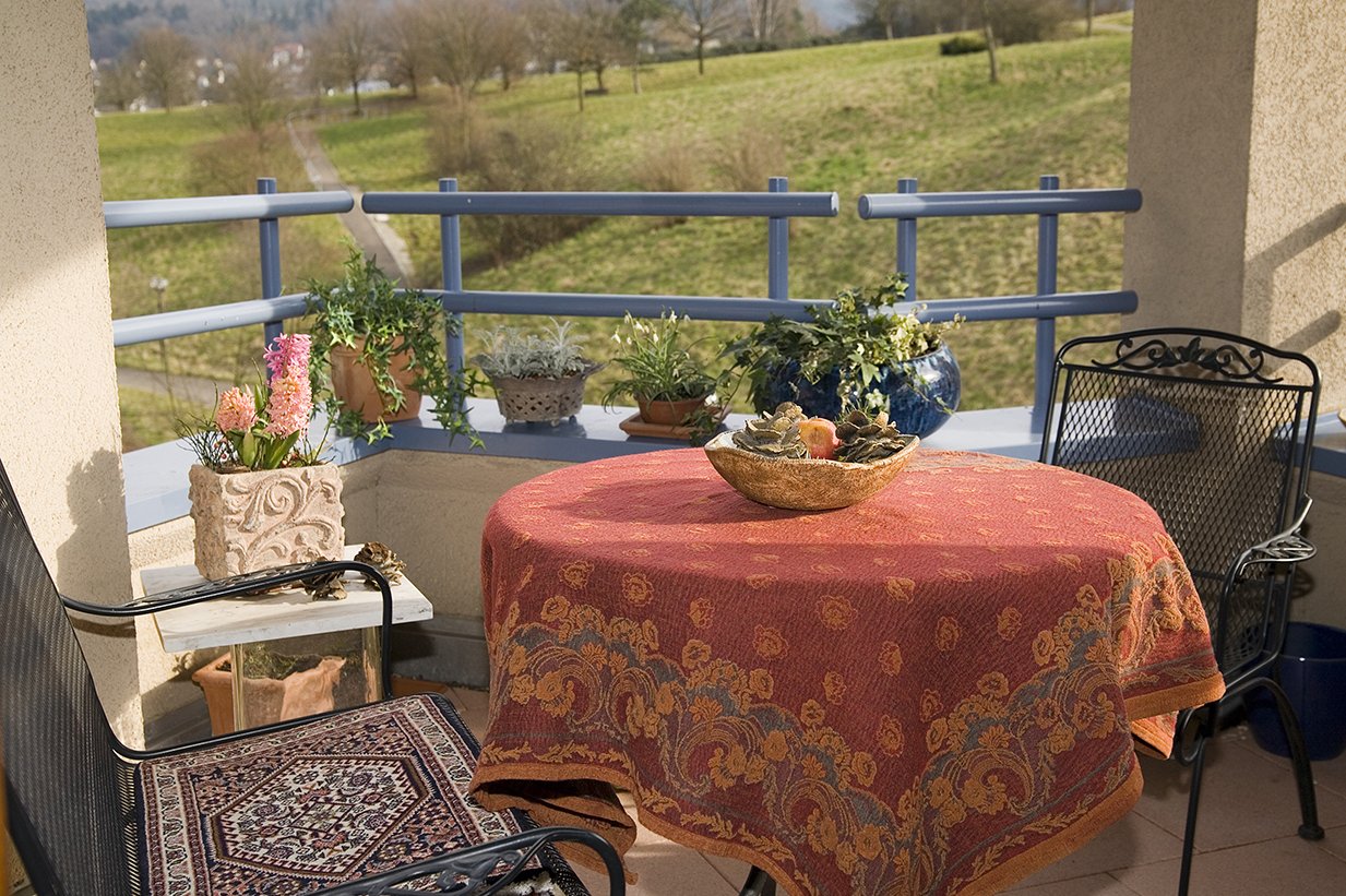 Zu jeder Wohnung in der Augustinum Seniorenresidenz Freiburg gehört ein großer Balkon oder eine Terrasse mit Blick ins Grüne.
