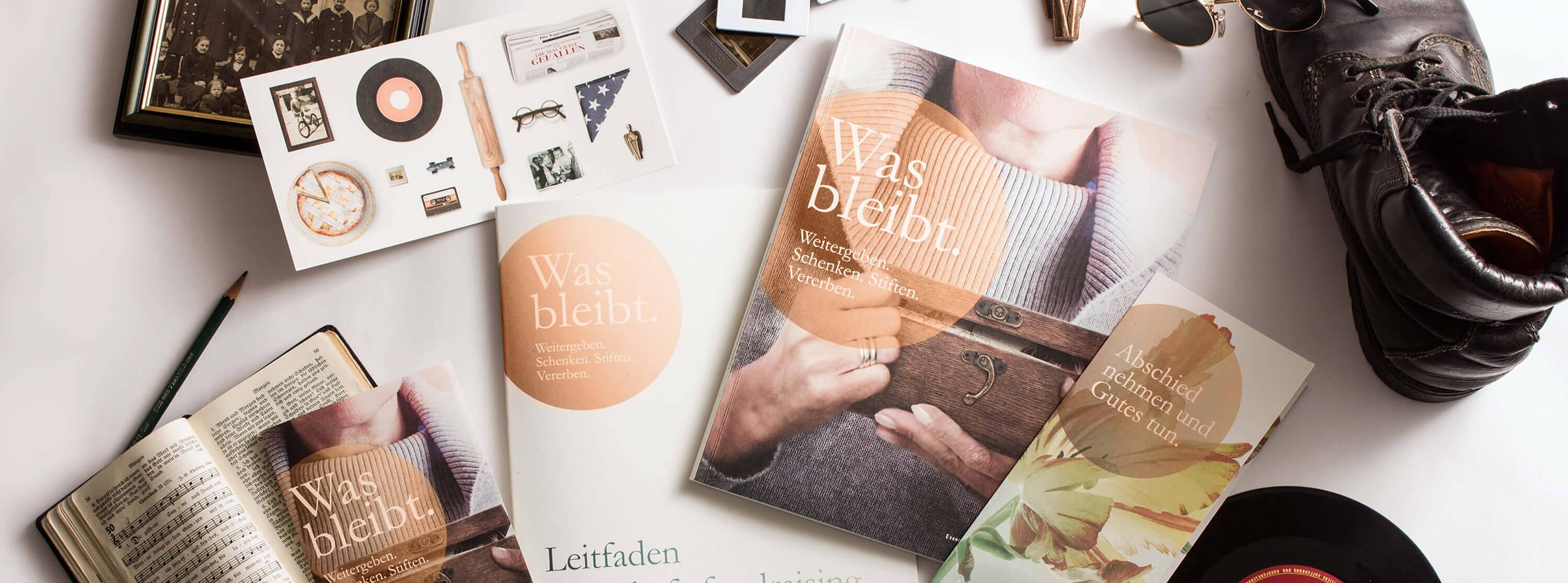 Verschiedene Magazine und Flyer mit der Aufschrift "Was bleibt. Weitergeben. Schenken. Stiften. Vererben."