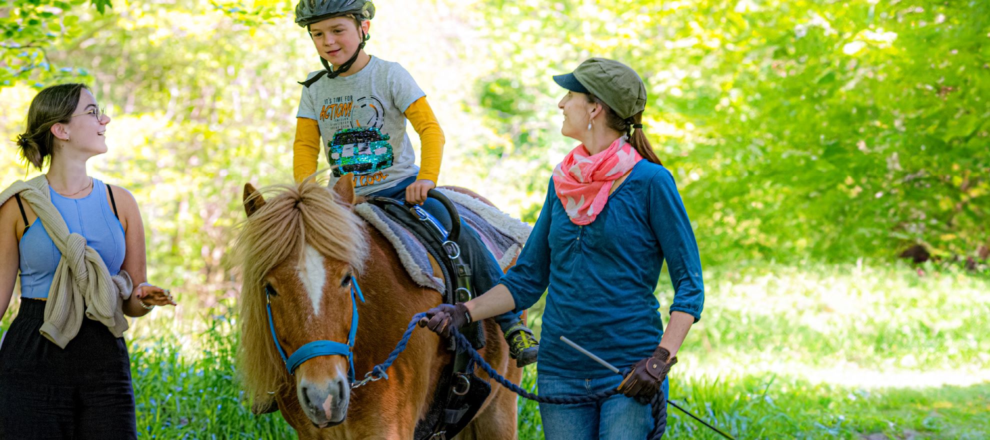 Ein Junge bei der Reittherapie