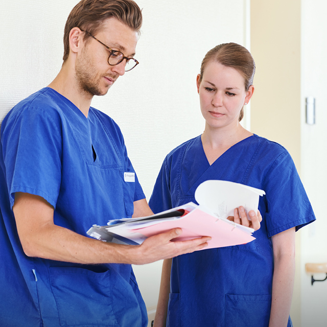Zwei Mitarbeiter*innen der Augustinum Klinik
