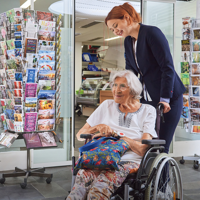 Eine Freiwillige des Augustinum begleitet eine Seniorin im Alltag
