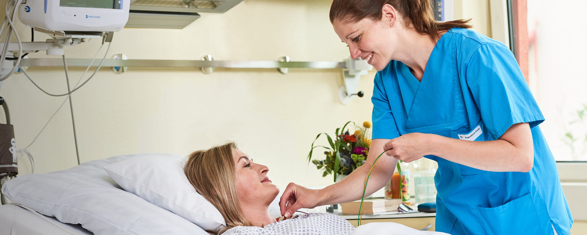 Eine Mitarbeiterin der Augustinum Klinik behandelt eine Patientin