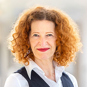 Porträtaufnahme von Iris Haugg, Kulturreferentin im Augustinum Kleinmachnow