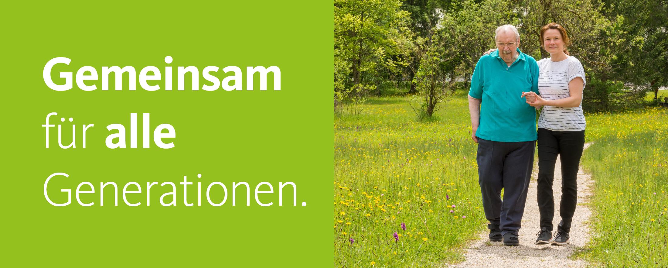 Ein Senior und eine Frau spazieren gemeinsam auf einem kleinen Weg umgeben von Wiese. Daneben die Worte "Gemeinsam für alle Generationen"