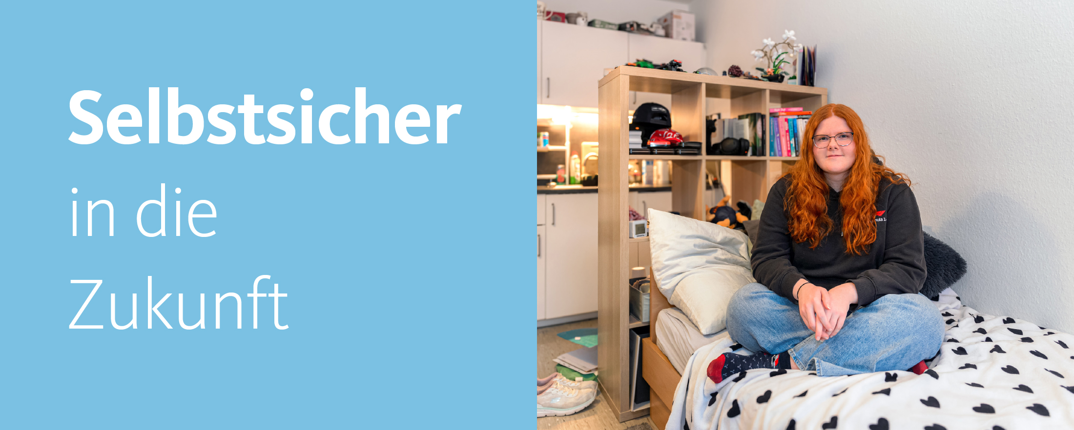 Eine jugendliche Bewohnerin der Adipositas Wohngruppen sitzt auf ihrem Bett. Daneben die Worte "Selbstsicher in die Zukunft"