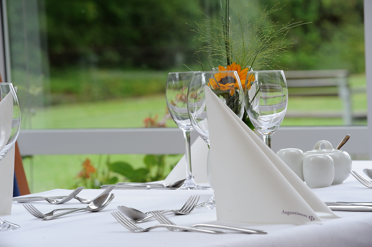 Ein gedeckter Tisch am Fenster