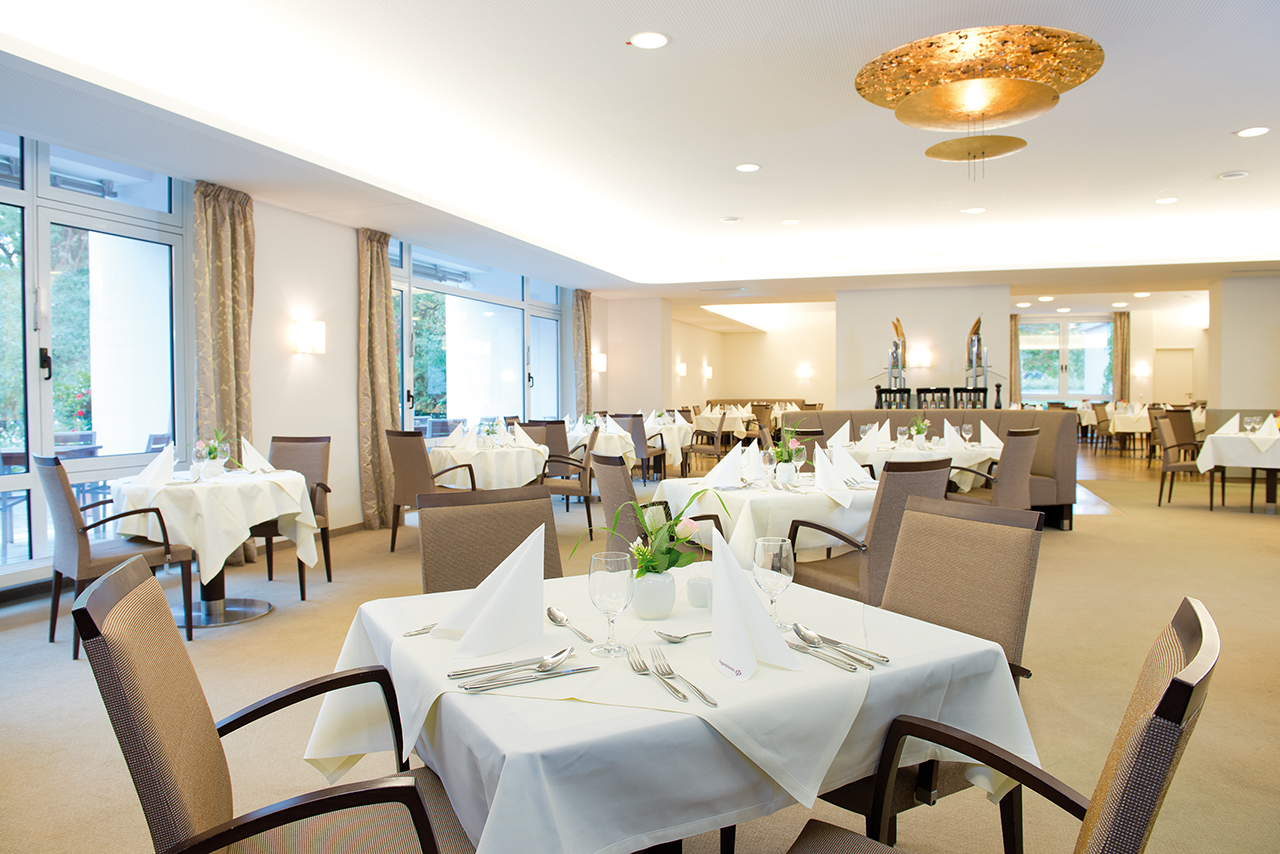Gedeckte Tische in einem Restaurant