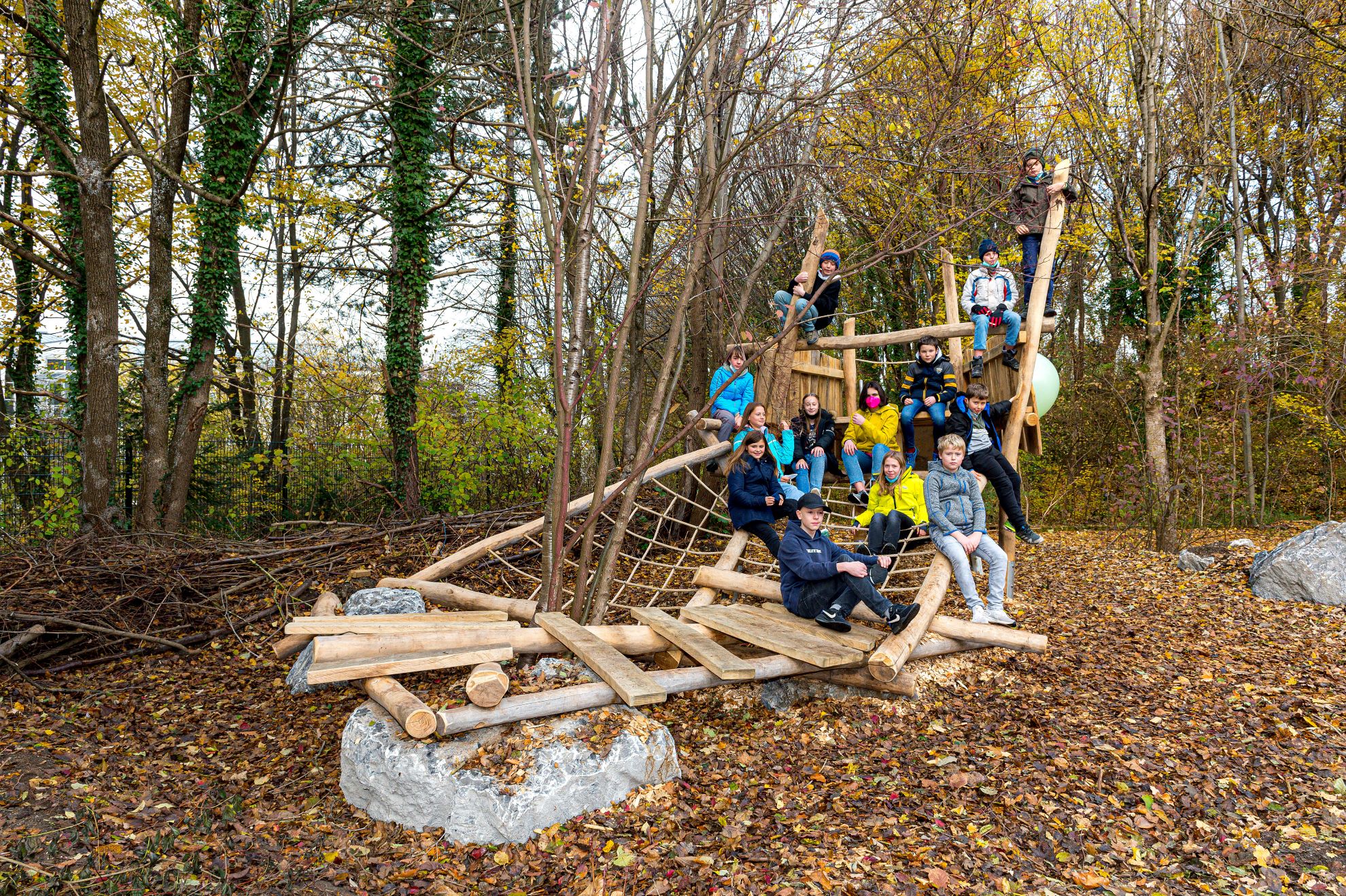 Kinder auf einem Klettergerüst aus Holz